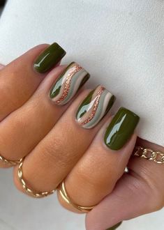 Green Fall Nails 2024: Ideas and Designs for Almond, Coffin and Square Shapes with Matte, Acrylic and Glossy Finishes Fall Gel Nails, Gold Nail, Pretty Nail Art Designs, White Nail, Gel Nail Designs, Classy Nails