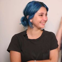 Amanda Arcuri Blue Hair, Blue Hair Outfit Ideas, Highlights Hair Aesthetic, Blue Hair Outfit, Lola Pacini, Blue Hair Short, Amanda Arcuri, Blue Hair Aesthetic, Short Blue Hair