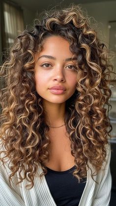 Check more at s://howcandothis.com/hairstyleideas/97025 Balayage Hair Natural Curls, Blond Hair Ideas Curly, Winter Hair Color Curly, High Contrast Curly Hair, Light Brown Curly Balayage, Curly Hairstyles Haircuts, Lowlights Curly Brown Hair, Haircut Inspo Curly Hair, Curly Hair Cuts Medium Length Layers