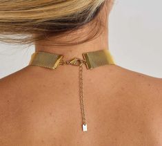 The Gold-Plated Mesh Choker is a piece that blends modern style with a classic touch. Crafted from smooth mesh chain, it offers a sleek texture and an elegant design. The choker's structure is made from noble metal and is gold-plated, providing a luxurious and radiant finish. With a length of 32 cm, this choker is a versatile option to elegantly highlight the neck. The minimalist design of the smooth mesh adds a contemporary touch, while the gold plating lends a classic charm to the piece. This choker is perfect for wearing alone, creating an elegant focal point in your outfit, or layered with other necklaces for a customized style. Its versatility allows it to be worn on various occasions, adding a touch of glamour and sophistication to any look. In summary, the Gold-Plated Mesh Choker is Elegant Jewelry, Earring Necklace, Ring Necklace, Gold Plating, Focal Point, Jewelry Pieces, Minimalist Design, Elegant Design, Modern Style