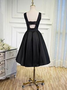 فساتين حفلات جميلة بسيطة من الساتان الأسود بطول الركبة Knee Length Party Dresses, Homecoming Dresses Green, Knee Length Evening Dress, Prom Dress Pictures, Lavender Bridesmaid Dresses, Satin Noir, Color Rush, Dresses 2020, Dress Prom