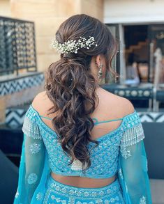 This wedding season, channelise your stylish self with these chic hairdos. Create that unforgettable glam look with these latest hairstyles for Indian girls now! Messy Plaits Hairstyles Indian, Saree Pony Hairstyle, Ponytail Hairstyles For Wedding Indian, Pony Hairstyle For Lehenga, Pony Hairstyle On Lehenga, Sangeet Pony Hairstyle, Pony With Saree, High Pony Hairstyles Wedding Indian, Bridal Hair Bun Indian Wedding