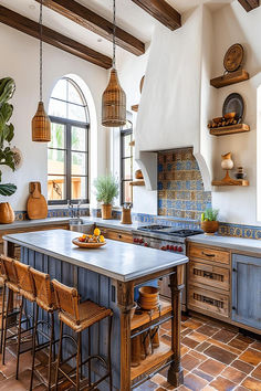 Spanish style kitchen with wicker chairs, arched windows, and terracotta tiles. Rustic Italian Decor, Tuscan Kitchen Design, Rustic Italian Home, Witchy Cottage, Spanish Style Kitchen, Italian Kitchen Design, Ideas Cocina, Rustic Homes, Italian Farmhouse