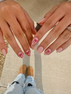 winter trend bows luminary short natural nails Short Nail Xmas Designs, Teen Nails Ideas, Nail Inspo For Holiday, Dip Christmas Nails Ideas, Bows Nails Design, Xmas Short Nails Designs, Nails Aesthetic Christmas, Short Nails Acrylic Christmas, Short Winter Nails Ideas