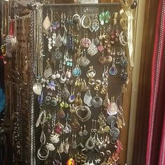 there are many earrings hanging on the wall