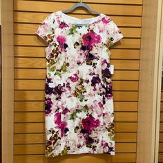 Very Flattering Cut With Round Neckline. 2 Real Pockets On Front!! Zipper Closure In Back White Sheath Dress With Floral Print, Floral Short, Short Sleeve Dress, Liz Claiborne, Cream White, Front Zipper, Round Neckline, Sleeve Dress, Short Sleeve Dresses