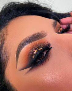 Makeup Looks For Thanksgiving, Fall Glam Makeup Looks, Fall Makeup 2024, Fall Eye Makeup Looks, Chunky Glitter Eye Makeup, Fall Makeup Looks For Brown Eyes, Glam Fall Makeup, Smokey Eye With Glitter, Eye Makeup Aesthetic