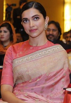 Designer Lehanga, Deepika Padukone Saree, Sari Shop, Blouse Necklines, Saree Ideas, Peach Saree, Blouse Ideas, Bride Outfits