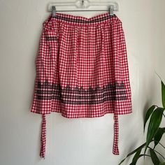 Vintage handmade red and white gingham skirt apron with black hand stitched embroidery 
Has a little pocket on the right side 
Has some stains and marks throughout shown in pics 

#vintage #apron #cottagcore #gingham #costume Skirt Apron, Hand Stitched Embroidery, Red And White Gingham, Pics Vintage, Vintage Apron, Gingham Skirt, Hand Embroidery Stitches, Black Hand, Right Side