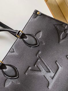 Description L.V Onthego MM Monogram Empreinte Tote Bag Black For Women 35cm LV M45595 Rep 1:1 Size: 35 x 27 x 14 cm (Length x height x width ) For Spring 2021, L.V launches the Onthego MM Tote Bag in grained Monogram Empreinte, Embossed with a modern Giant Monogram pattern. Thanks to the square shape, it boasts a generous capacity and can easily fit a laptop. Its articulated top handles and shoulder straps give carrying options. Black Microfibre lining Gold-colour hardware Inside flat zipped poc Onthego Mm, Louis Vuitton Onthego, Baby Tote Bag, Mm Monogram, Monogram Pattern, Tote Bag Black, Evening Clutch Bag, Accessories Store, Square Shape