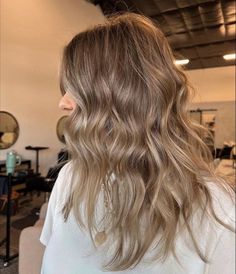 Summery Light Brown Hair, Brown Hair With Tiny Highlights, Light Brown Deminsional Hair, Brown And Blonde Boliage Hair, Brown Blonde Bayalage Hair, Highlight Dark Blonde Hair, Dark Blonde Hair With Brown Highlights, Soft Dirty Blonde Hair, Mini Blonde Highlights