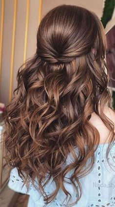 Coiffures tendances 2021 cheveux longs : comment se coiffer à la rentrée pour mettre en valeur sa chevelure ? - Grazia Simple Prom Hair, Ball Hairstyles, Half Updo, Hairdo For Long Hair, Long Wavy Hair