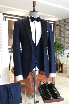 BradyMensuit is your ultimate source for Unique Navy Blue Three Piece Black Spiked Jacquard Lapel Business Suit. Our Dark Blue Peaked Lapel wedding groom men's suits come in modern styles & colors with high quality and free shipping.