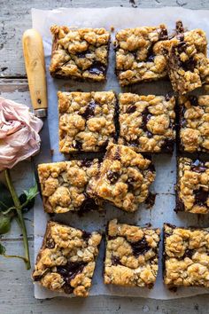 Gooey Chocolate Oatmeal Bars...with chocolate chunksa warm gooey caramel-like centerthese bars are the perfect way to perk up a weekday Winter Desserts Easy, Banana Bread Mug, Oatmeal Bars Healthy, Half Baked Harvest Recipes, Smores Dessert, Desserts Keto