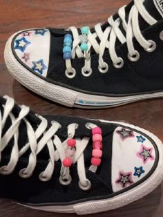 Beaded Converse Laces Ideas, Beads On Shoelaces Converse, Converse Ideas Beads, Tv Girl Converse, Converse Shoe Ideas, How To Put Beads On Shoe Laces, Bead Converse, Converse With Beads On Laces, Converse Shoe Art