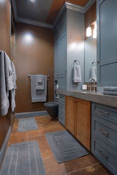 A contemporary bathroom with brown walls and gray fixtures, blending warm and cool tones for a sophisticated look. Brown And Gray Bathroom, Gray Bathroom Ideas, Gray Bathroom, Grey Bathrooms