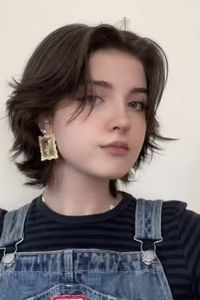 Feminine Wolf Hair Transformation- #female #Hair #Transformation #wolf Check more at https://howcandothis.com/hairstyleideas/feminine-wolf-hair-transformation/ Princess Bob Haircut, Short Hair Big Face, Short Hair For Big Face, Non Binary Haircuts, Shot Hair, Hair Dressing, Short Grunge Hair, Chop Chop