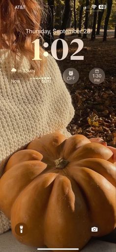 Fall Home Screen Layout, Background Ios 16, Fall Lock Screen Wallpaper, Autumn Lock Screen, Fall Lock Screen, Iphone Background Ideas, Fall Wallpaper Ideas, Aesthetic Pumpkins, Lock Screen Ideas