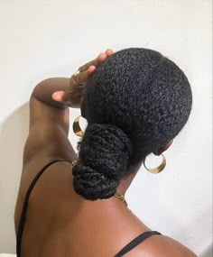 Type 4 natural hair, 4a, 4b, 4c, natural hair, sleek bun, bun, protective styles, gold hoops, melanin aesthetic Natural Hair Sleek Bun, 4b 4c Natural Hair, Type 4 Natural Hair, Hair Sleek, Afro Textured Hair, Bun Bun