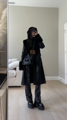 Long Jacket Outfit, Leather Jacket Outfit Winter, Coat Outfits For Women, Black Outfit Winter, Winter Coat Outfit, Leather Coat Outfit, Leather Couch Living Room, Faux Fur Coats Outfit, Coat Outfit Winter