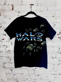 Vintage Halo Wars Shirt. Graphic tee featuring Halo Wars logo and halo convoys and characters. Rare collectible piece, very hard to come by. Excellent Vintage Condition, some wear to print. Made by Microsoft Corp Size: Halo Wars, Halo Video Game, Vintage Halo, Gaming Clothes, Short Outfits, Short Sleeve Shirt, Microsoft, Halo, Sleeve Shirt