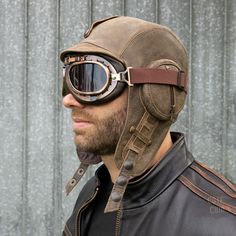 Relive the adventurous spirit of the aviation era with this leather aviator helmet made of genuine leather, antique/vintage brown color, for men, William model.This model is the ideal choice for men looking for a quality leather helmet that gives a unique vintage look. Unisex design.Iconic aviator style takes on new life in this antique finished brown leather aviator helmet. The rounds on each side recall the helmets of the first aviators where airplane pilots were heroes.Aviator goggles are a m Aviator Helmet, Leather Helmet, Pilot Helmet, Aviator Goggles, Pilot Hat, Airplane Pilot, Aviator Style, Hats For Sale, Men Looks