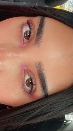 Subtle Bright Eye Makeup, Red Inner Corner Makeup, Natural Makeup Inspo Eyes, Simple Color Eyeshadow, Summer Glow Makeup Look, Eyeshadow Looks 90s, Makeup Looks No Lashes, Pink Out Makeup, Pink Makeup Looks Simple