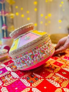 Garba Matki Decoration, Wedding Kalash Decorations, Matli Decoration For Wedding, Janmashtami Matki Decoration, Matki Decoration Ideas For Janmashtami, Decorative Kalash, Haldi Platter Decoration, Matki Decoration Ideas, Matka Decoration