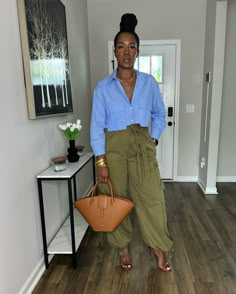 The Glam Corridor (@theglamcorridor) • Fotos e vídeos do Instagram Work Style 2024, Flats With Dress, Bracelets And Apple Watch, Neutral Outfit Ideas Summer, White Pants Outfit, Color Shoes, Shein Outfits, Casual Chic Outfit, Casual Work Outfits