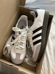 Adidas Shoes Black And White, Adidas Sambas Aesthetic, White Samba Adidas, Samba White, Samba Shoes, Adidas Samba Og, Shoes Outfit Fashion, Shoe Wishlist