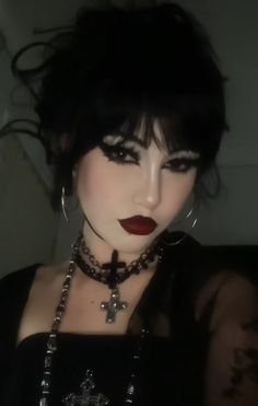 Gothic Makeup Natural, Gothic Inspired Makeup, Goth Makeup Wedding, Dark Edgy Makeup, Gothic Makeup Inspiration, Goth Cowgirl Makeup, Gothic Makeup Easy, Goth Makeup Subtle, Goth Prom Makeup Looks