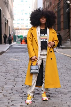 Afrocentric Outfits Street Styles, Colored Winter Outfit, New York Street Style Black Women, Teacher Street Style, Black Woman Winter Outfits, Women’s Street Style, Black Women Street Fashion, Winter Street Style 2022, Afro Outfits Street Style