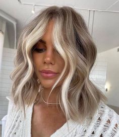 Caramel Blonde Hair, Wavy Bangs, Rambut Brunette, Medium Blonde Hair, Dark Blonde Hair Color, Gorgeous Hair Color, Balayage Blonde, Dirty Blonde Hair, Honey Blonde Hair