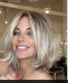 Collarbone Cut For Fine Hair, Collarbone Length Blonde Hair With Layers, Blonde Bob Thick, Blonde Bob Oval Face, Collarbone Length Haircut, Blonde Jaw Length Bob, Blonde Bob Hairstyles 2024, Medium Length Wavy Hair, Ice Blonde Hair