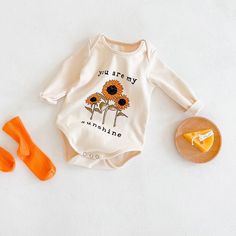 Let this sunny bodysuit brighten up your little one's day. With the playful phrase "You Are My Sunshine" and a charming design, this bodysuit is perfect for kids who bring a little sunshine wherever they go. Material: Cotton. Color: Beige. Girl Sleeves, My Sunshine, You Are My Sunshine, Baby Grows, Baby Romper, Baby Bodysuit, Baby Onesies