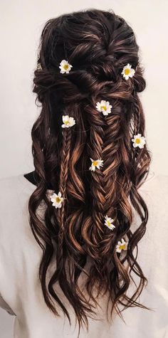 Wedding Guest Hair Flowers, Fall Themed Hairstyles, Flower Updo Hairstyles, Flowery Hairstyle, Sunflower Hairstyle, Braided Hairstyles With Flowers, Flower Braid Hairstyles, Braided Hair With Flowers, Hair Styles Design