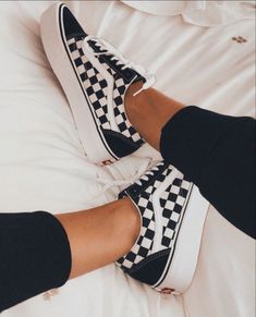 Vans Verdes, Vans Slip On Outfit, Vans Wallpaper, Surfer Girls, Vans Ultrarange, Sneaker Outfits, Tenis Vans, Checkered Vans, Vans Era