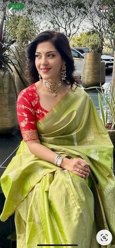 Onam Saree With Maroon Blouse, Blouse Designs Latest For Banarasi Saree, Silk Blouse Simple Designs, Blouse Ideas For Banarasi Saree, Fancy Blouse Neck Designs Latest, Latest Hand Designs For Blouses, Banaras Sarees Blouse Designs, Latest Bridal Sarees Indian Weddings, Colour Neck Blouse Designs