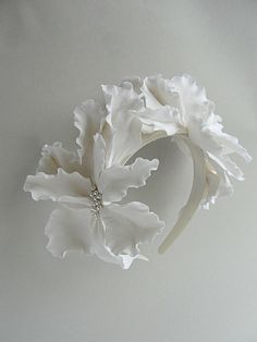 Amazing 100 % handmade flowers, luxury pearls. You need these handmade amazing crown. Be irresistible with this flowers. YEAH it's incredibly beautiful White Flower Wedding, White Flowers Wedding, White Ivory Wedding, Flowers Luxury, White Flower Crown, Headband Crafts, Bridal Fascinator, Handmade Flowers Fabric, White Wedding Flowers