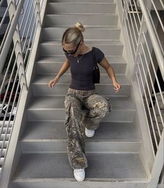 Camo Pants Outfit With Boots, Cute And Simple Fall Outfits, Dispensary Outfits, Fall Day Drinking Outfit, Fashion Inspo 2024, Over Tshirt Outfit, Cute Inspo Outfits, Levi Pants Outfit, Canvas Pants Outfit