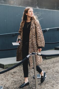 <> London Fashion Weeks, Mode Chanel, Leopard Print Coat, Print Coat, Outfit Combinations, Hippie Chic, London Fashion Week