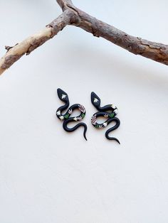 Snake Polymer Clay Earrings, Hand Painted Black Polymer Clay Jewelry, Black Polymer Clay Earrings With Ear Wire, Hand Painted Black Polymer Clay Earrings, Animal Clay Earrings, Shrinks Dink, Clay Building, Flower Clay Earrings, Animal Clay