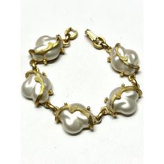 Vintage Judy Lee Pearl Bracelet. Vintage singed Judy Lee. Fold over clasp. Vintage faux pearls with gold tone design. Vintage bracelet. JH37H. Classic Metal Pearl Bracelet For Formal Occasions, Elegant Formal Pearl Bracelet, Elegant Gold-tone Bracelets With Clasp, Vintage Bracelet, Bracelet Vintage, Vintage Bracelets, Design Vintage, Fold Over, Chain Link Bracelet