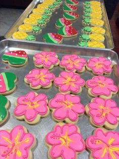 there are many decorated cookies on the tray