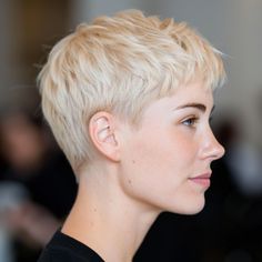 50 Elegante Pixie Cut Frisuren für Jede Gesichtsform White Pixie Cut, Trendy Short Haircuts, Funky Hairstyles, Cute Cuts, Short Cut, Buzz Cut, Blonde Pixie, Beauty Tattoos, Pixie Cuts