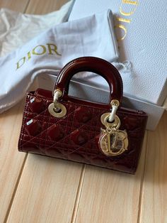 Luxury Bags Aesthetic, Timeless Fashion Pieces, Red Luxury, My Style Bags, Girly Bags, Red Handbag