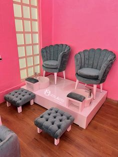 Pedicure Salon Ideas Small Spaces, Pedicure Studio Ideas, Nail Studio Wall Decor, Pedicure Ideas Salon, Nail Salons Ideas, Pedicure Set Up, Pedicure Room Ideas, Pedicure Salon Ideas