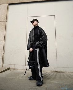 Adidas Pants Outfit, Adidas Outfit Men, Balenciaga Outfit, Black Runway, Berlin Fashion Street, Japanese Mens Fashion, Adidas Track Pants, Adidas Fashion, Tokyo Fashion