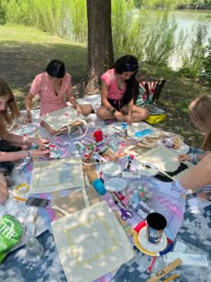 Picnic And Painting Aesthetic, Paint Date With Friends, Paint Ideas With Friends, Craft Night With Friends, Girl Activities Aesthetic, Painting Picnic Date Aesthetic, Picnic Painting Ideas, Art Hobby Aesthetic, Craft Picnic