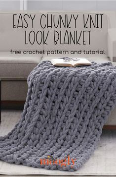 an easy chunk knit blanket is shown on a couch